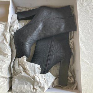 Replay women's size 41 IT snakeskin design chunky heel zippered high ankle boots